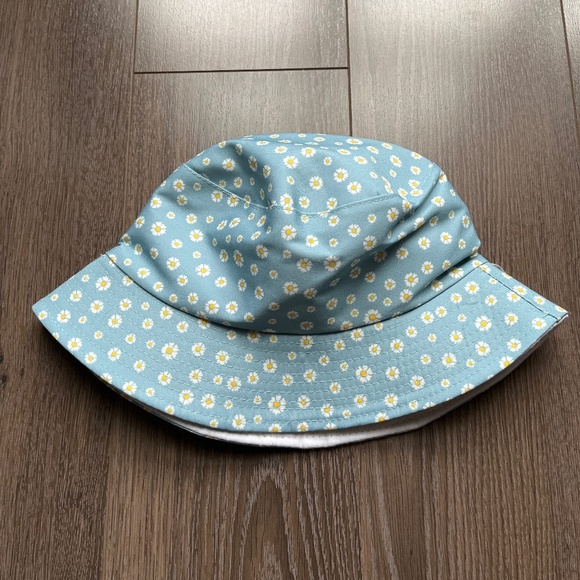 Ardene Daisy Bucket Hat - Picture 1 of 3